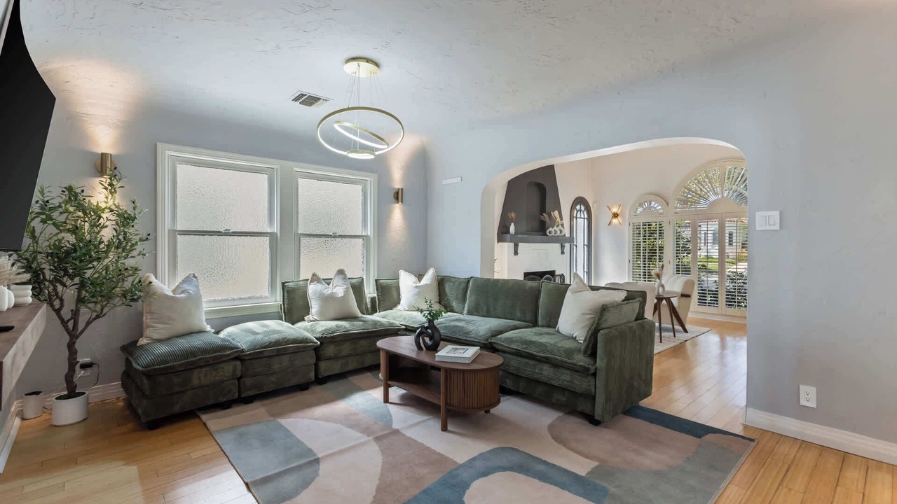 Photo of Livingroom in Mid-Wilshire
