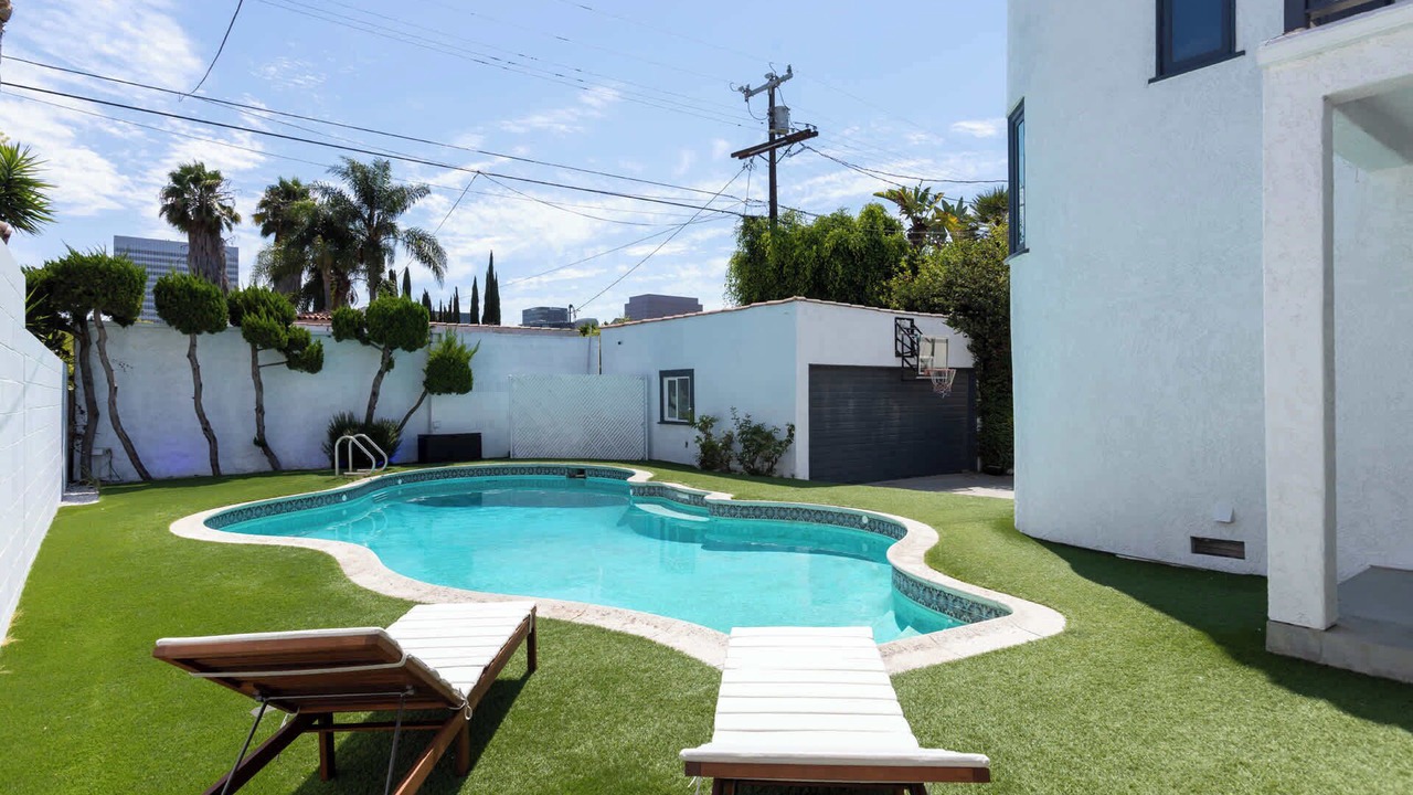 Photo of Outdoor in Mid-Wilshire