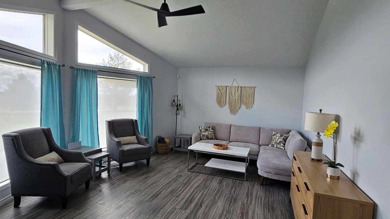 Photo of Livingroom in Parkland Beach