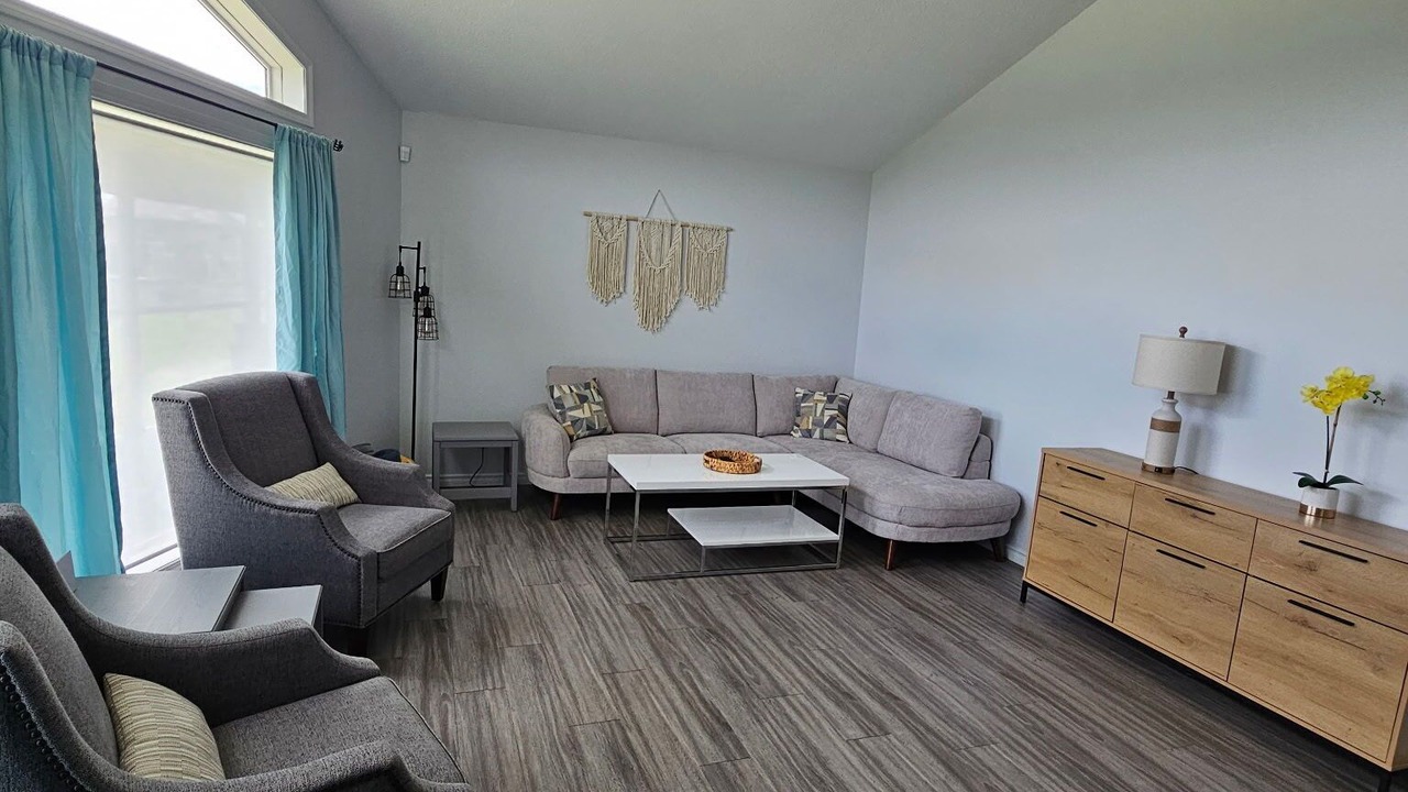 Photo of Livingroom in Parkland Beach