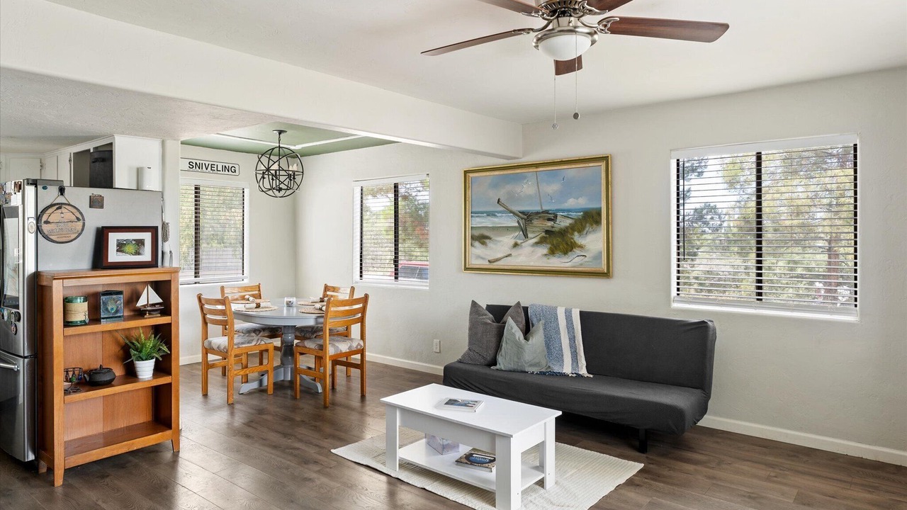 Photo of Livingroom in Oracle