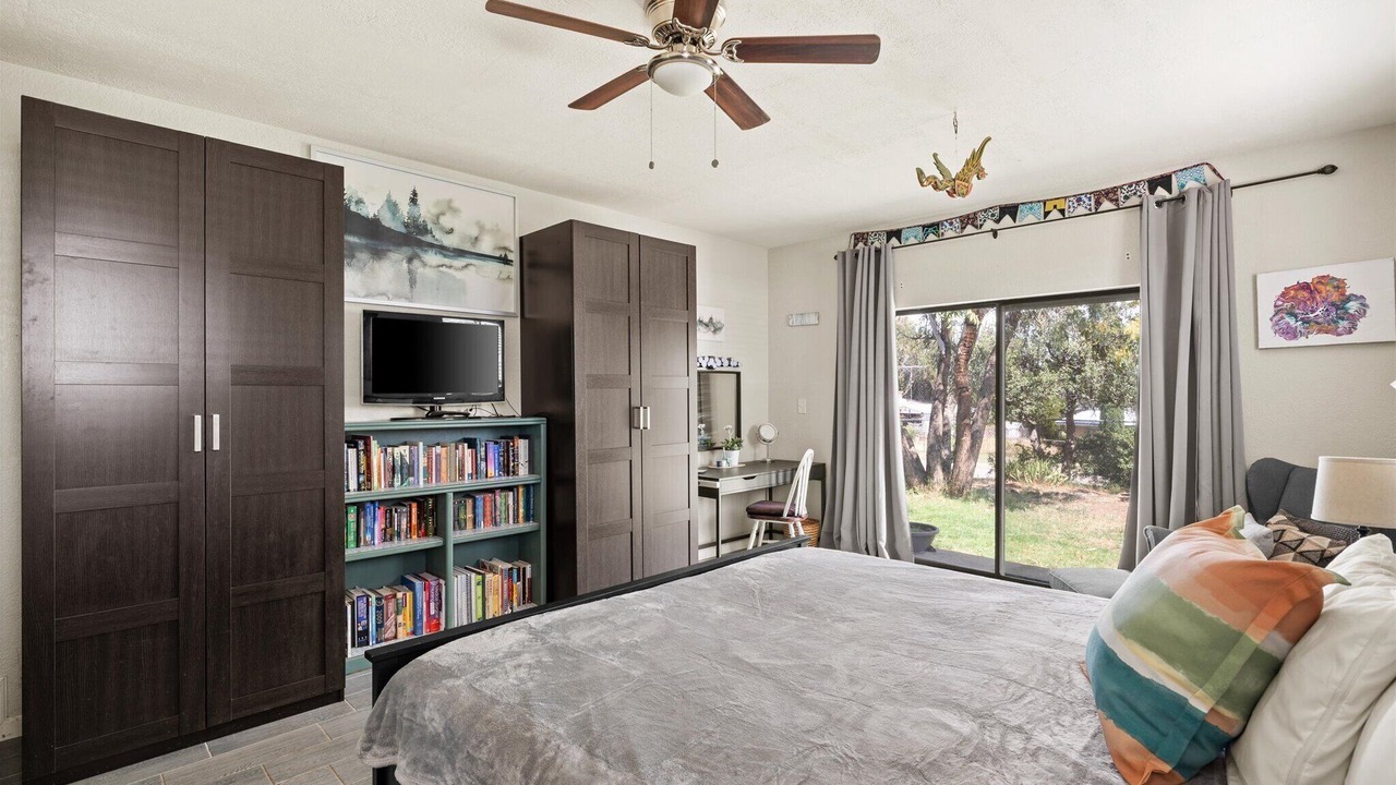 Photo of Bedroom in Oracle