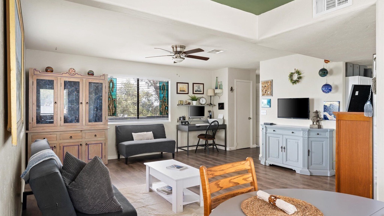 Photo of Livingroom in Oracle