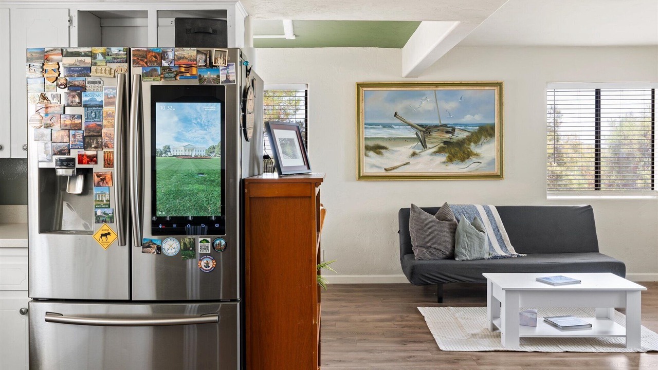 Photo of Livingroom in Oracle