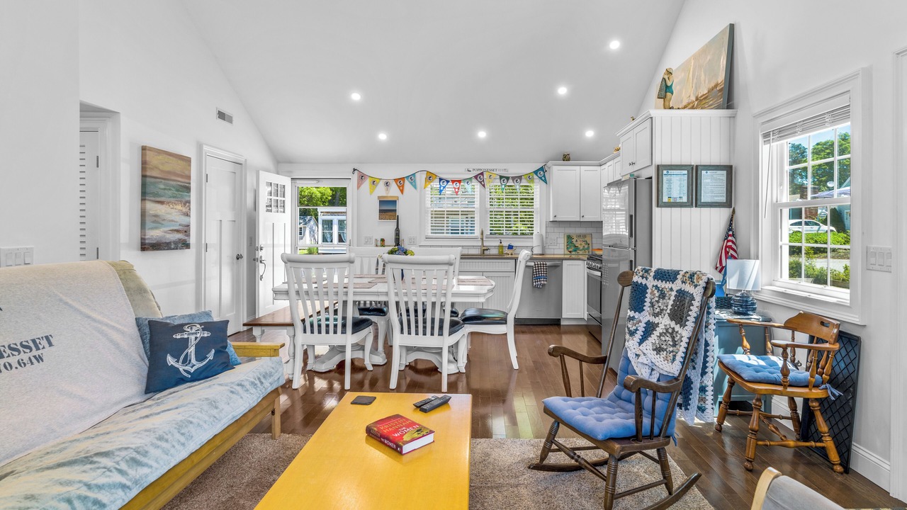 Photo of Livingroom in Popponesset