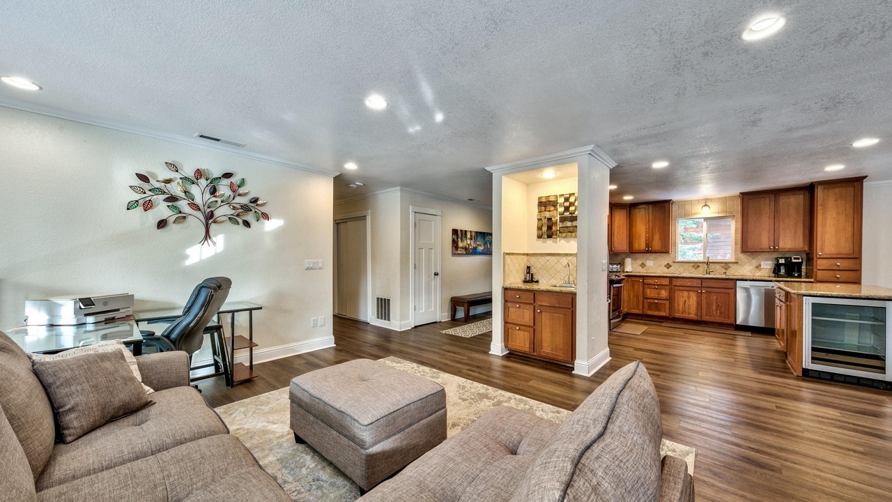 Photo of Livingroom in Round Hill Village