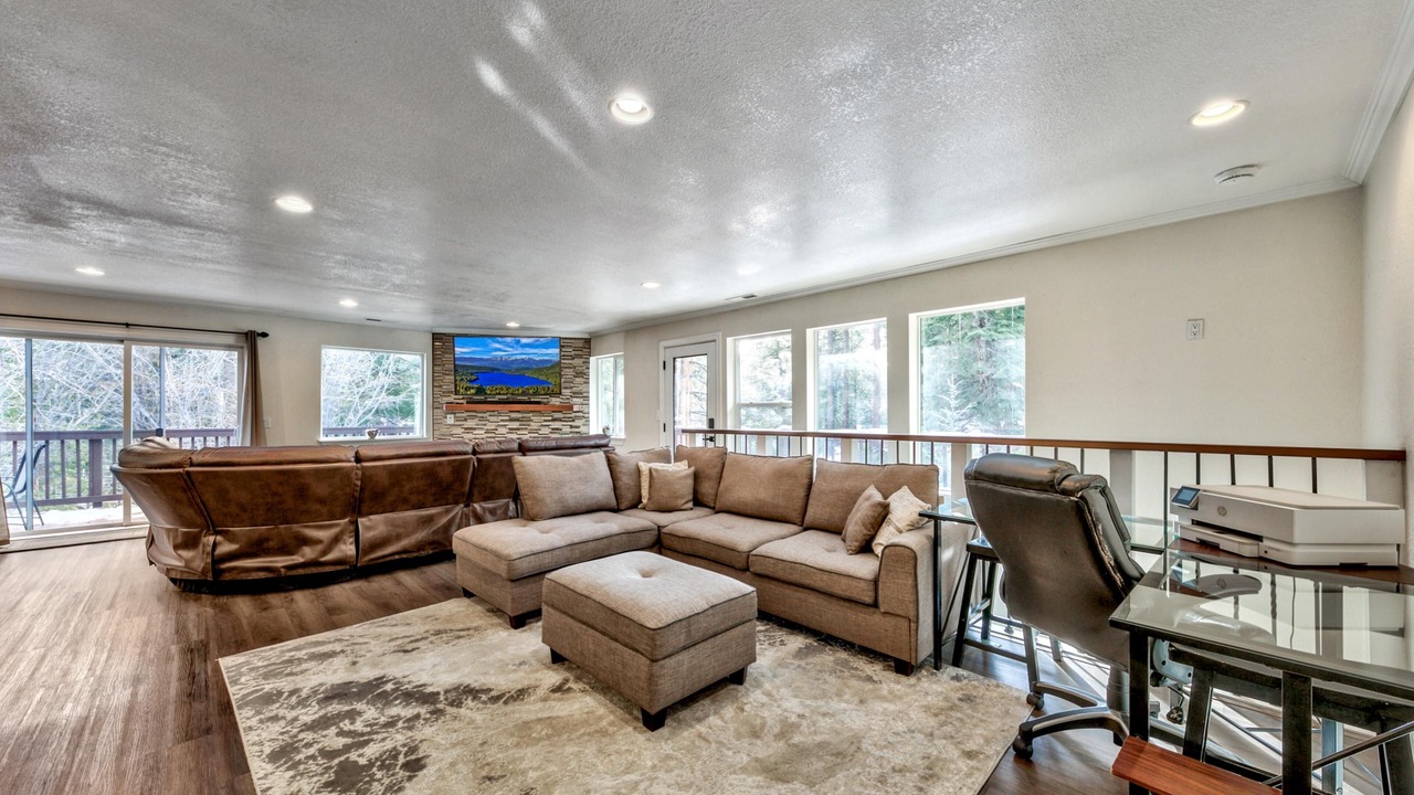 Photo of Livingroom in Round Hill Village