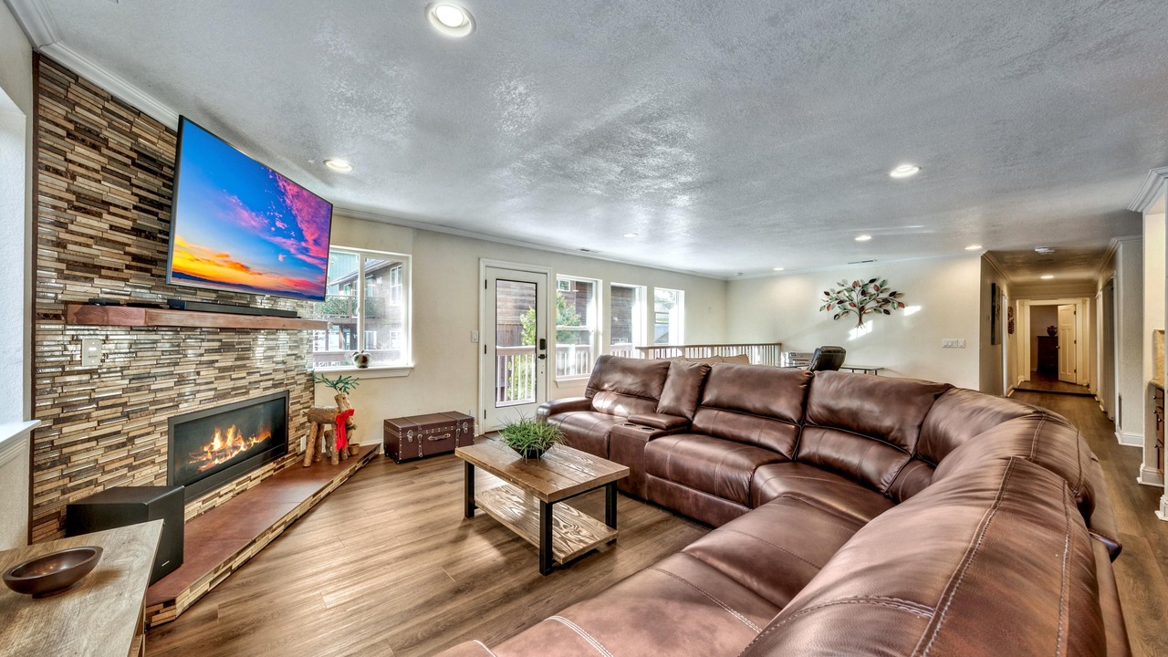 Photo of Livingroom in Round Hill Village