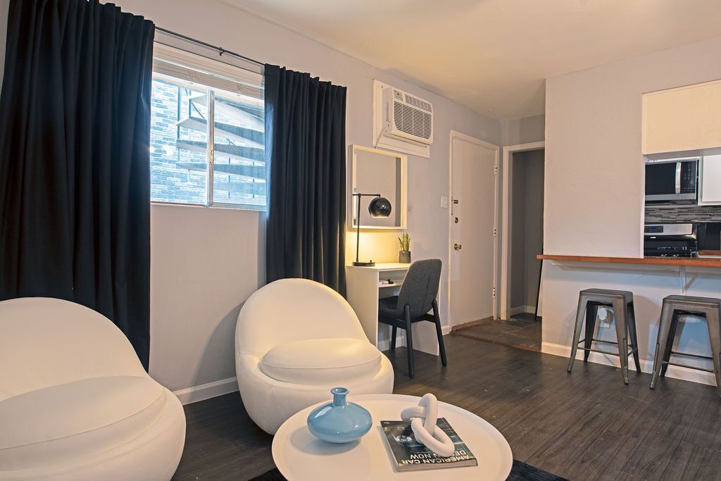 Photo of Livingroom in Neartown