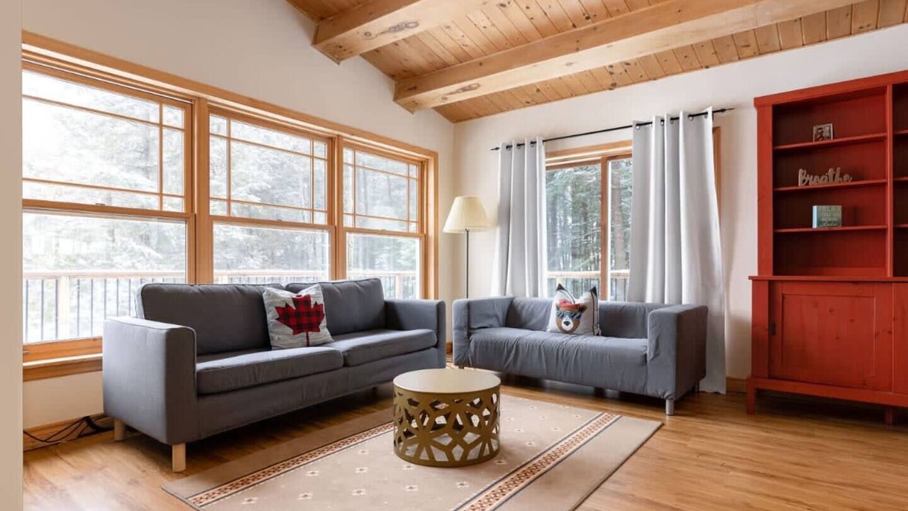 Photo of Livingroom in Lake of Bays