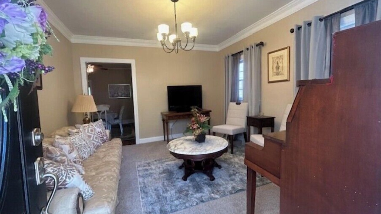 Photo of Livingroom in Summerville Historic District