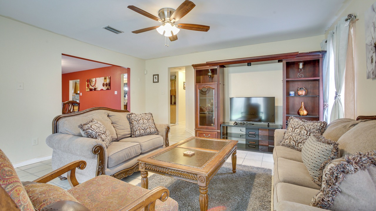 Photo of Livingroom in Read Boulevard West