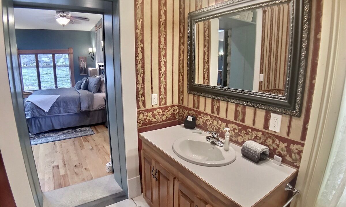 Photo of Bedroom in Eureka Springs Historic District