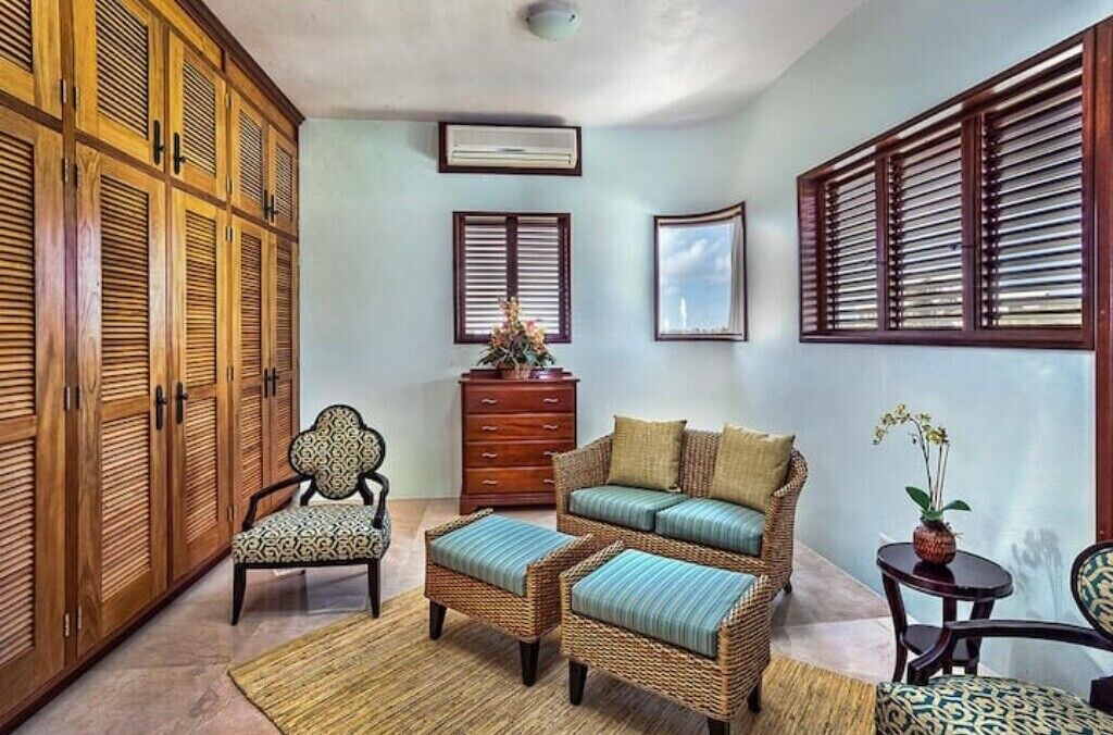 Photo of Livingroom in Maunday's Bay