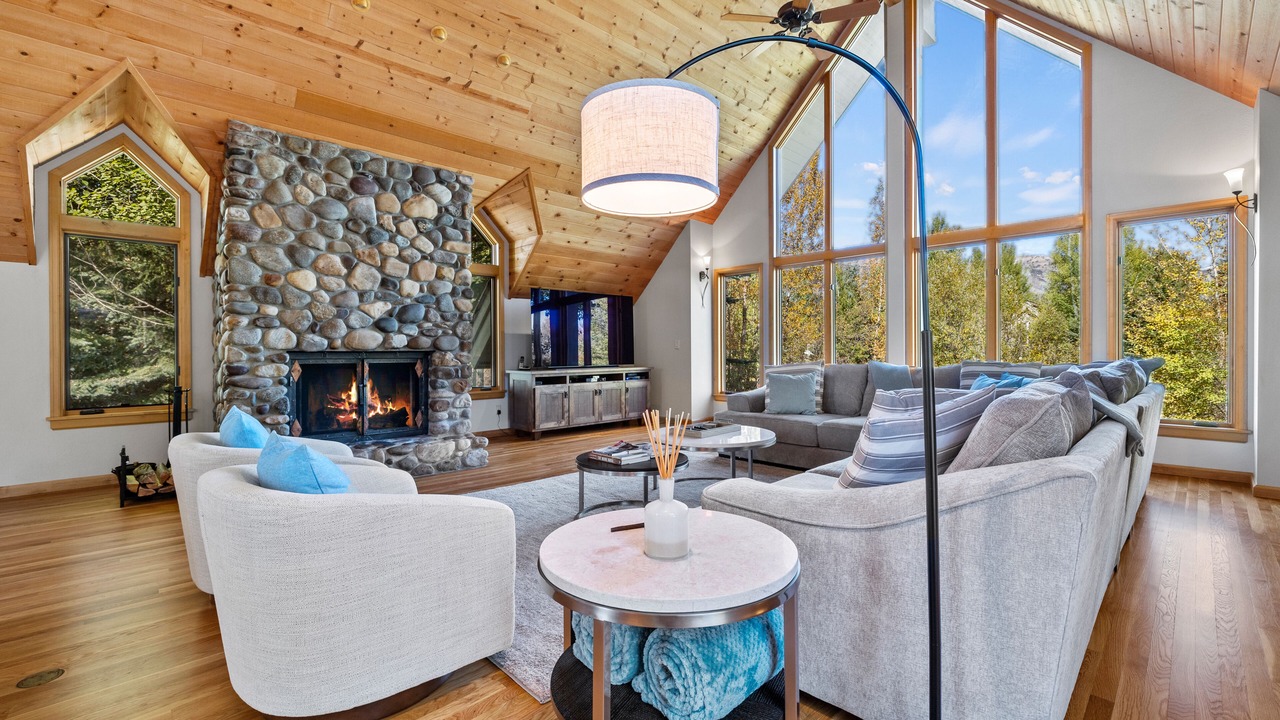 Photo of Livingroom in Teton Pines