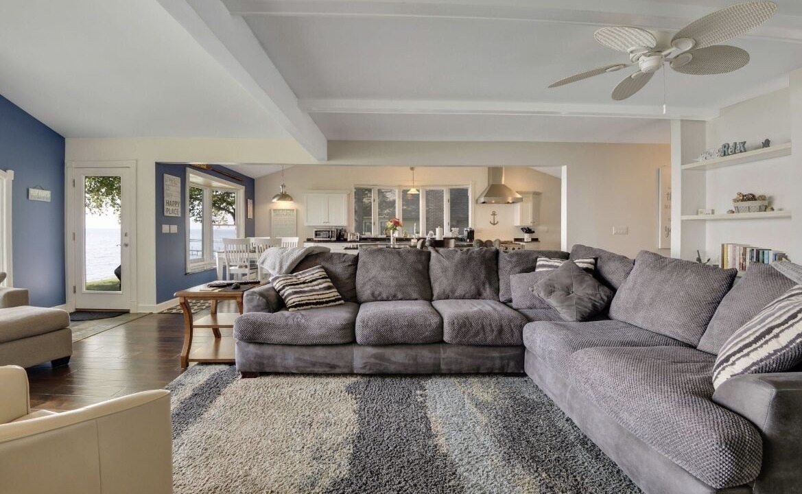 Photo of Livingroom in Mullett Lake