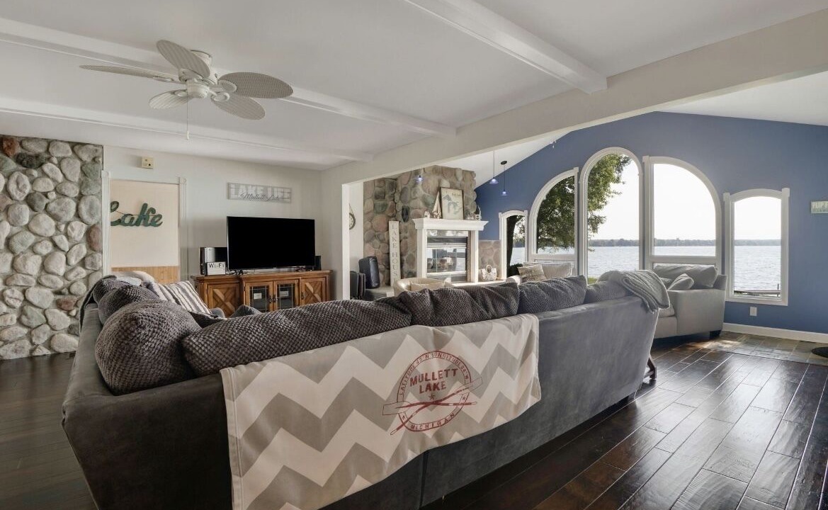 Photo of Livingroom in Mullett Lake