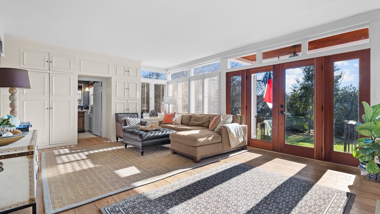 Photo of Livingroom in Chapel Hill