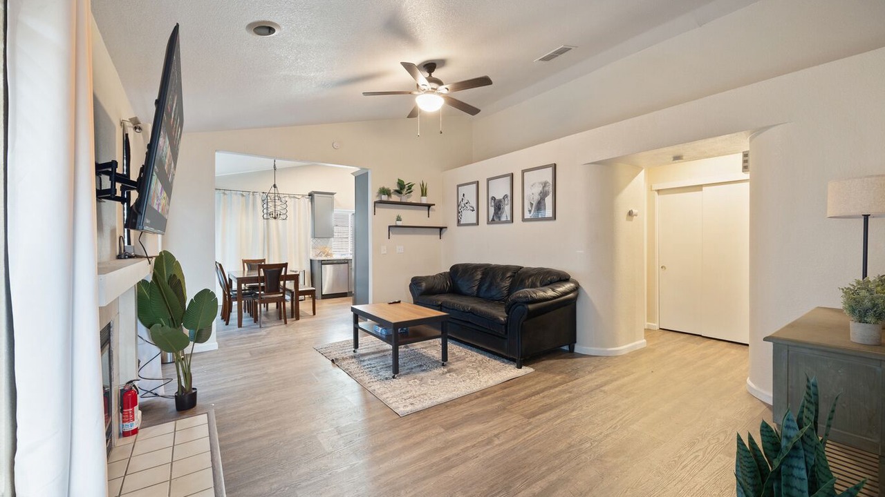 Photo of Livingroom in Southwestern Sacramento