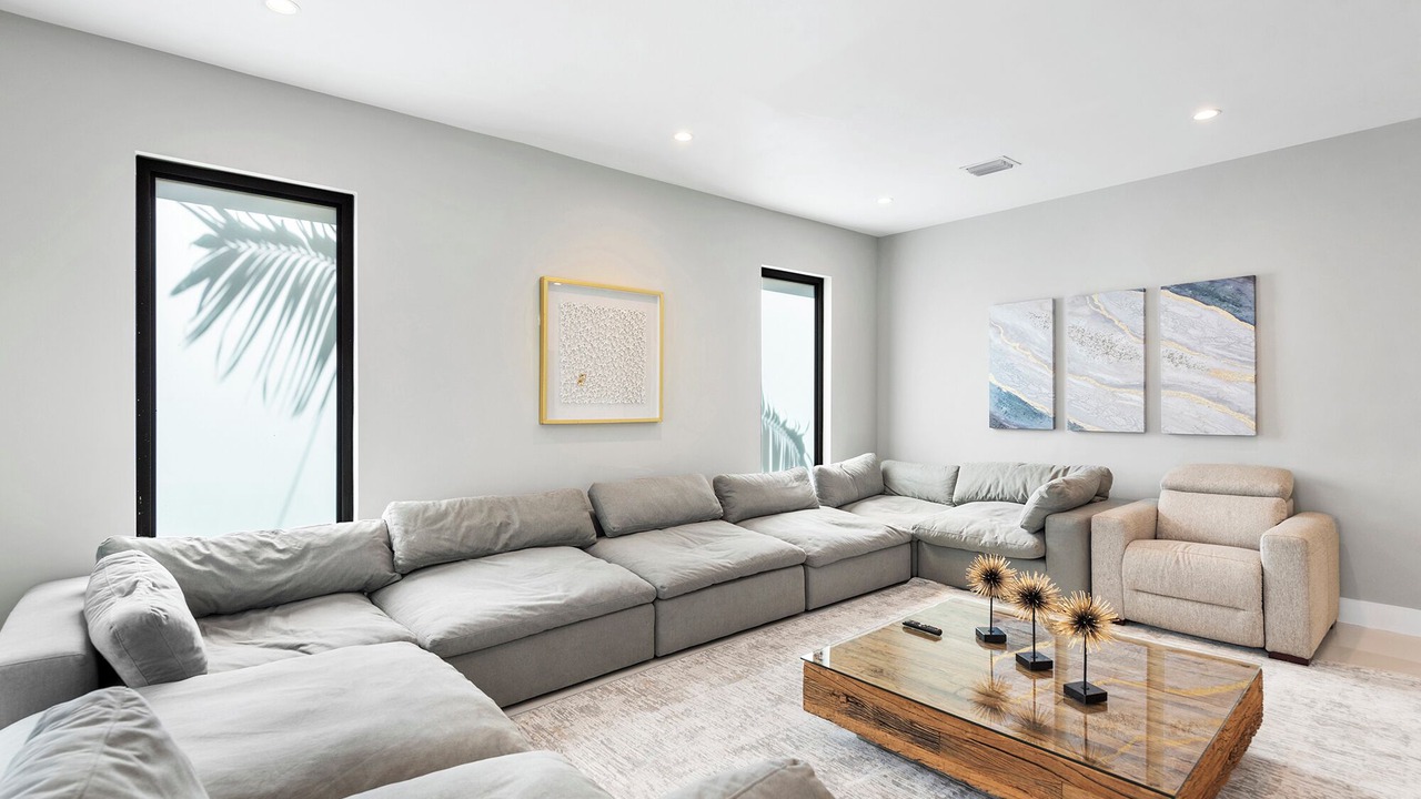 Photo of Livingroom in Ludlam