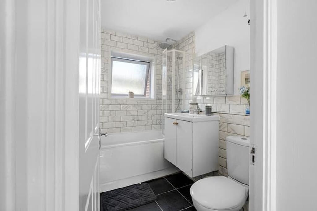 Photo of Bathroom in Island Gardens