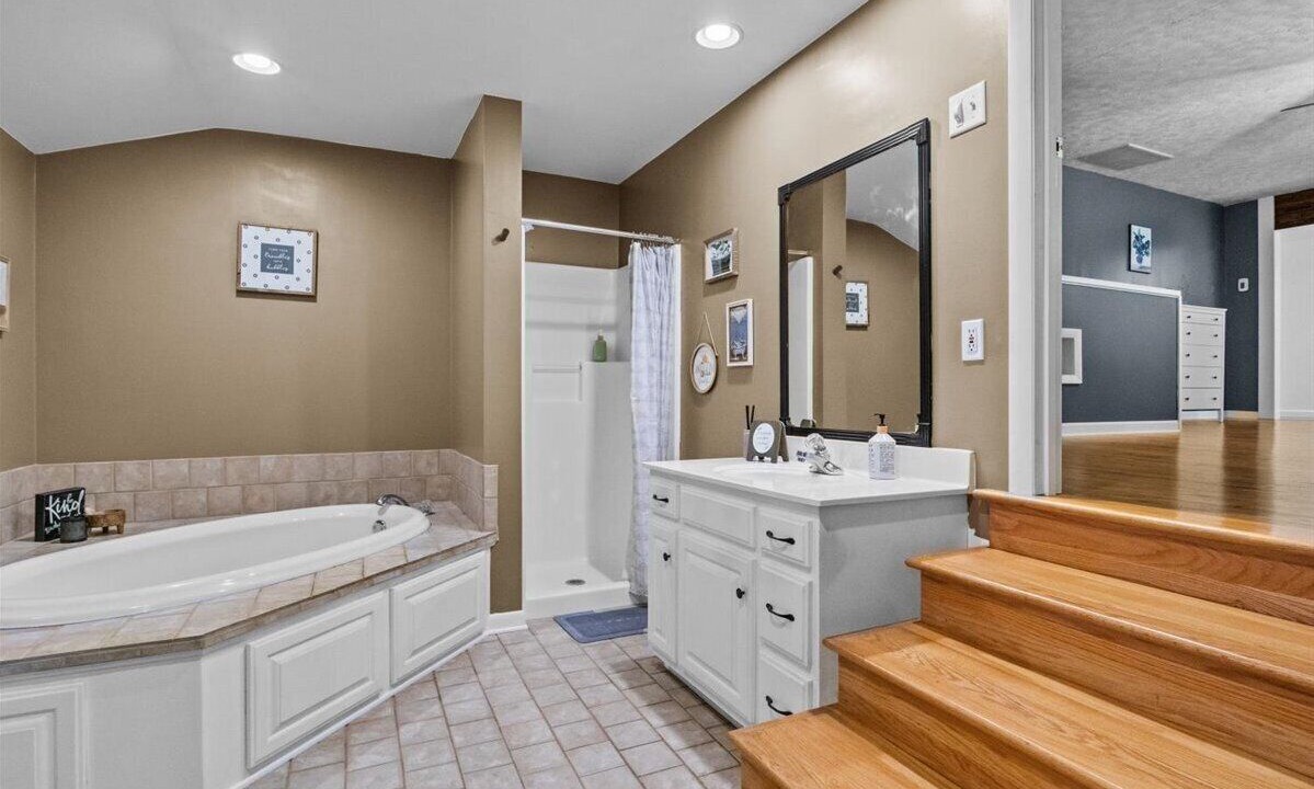 Photo of Bathroom in White Bluff