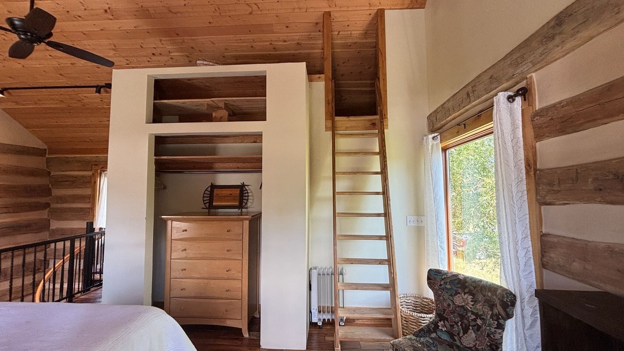 Photo of Bedroom in Alpine Northwest