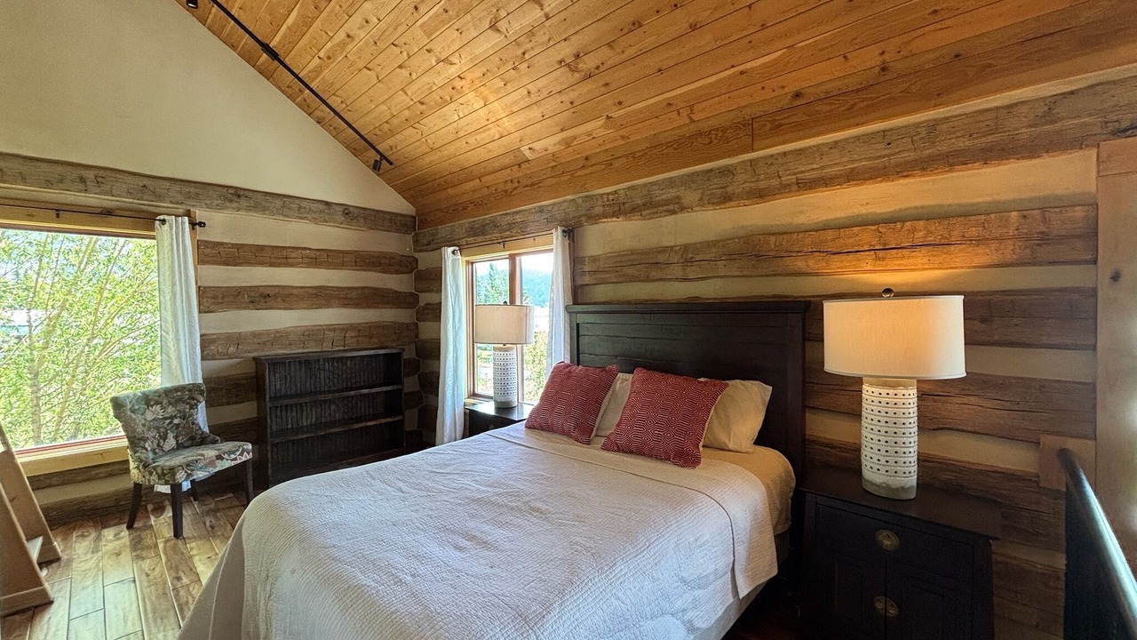 Photo of Bedroom in Alpine Northwest