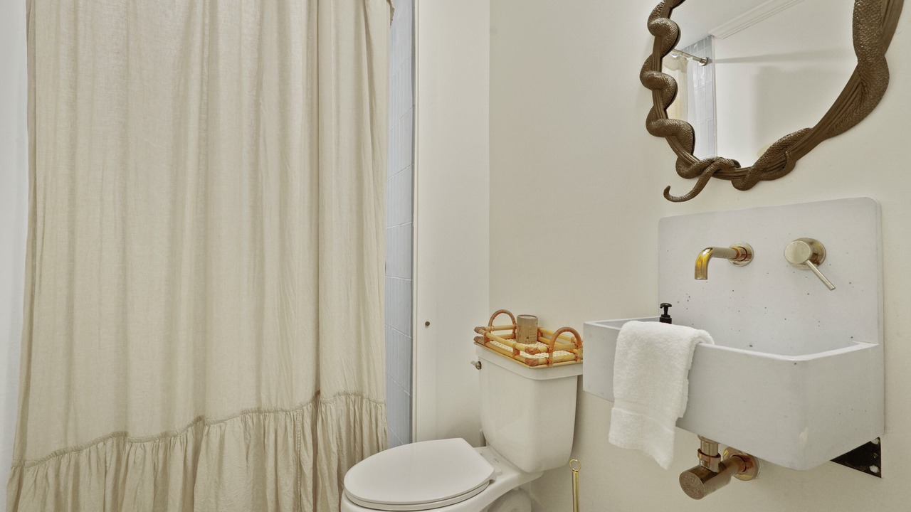 Photo of Bathroom in Metropolitan