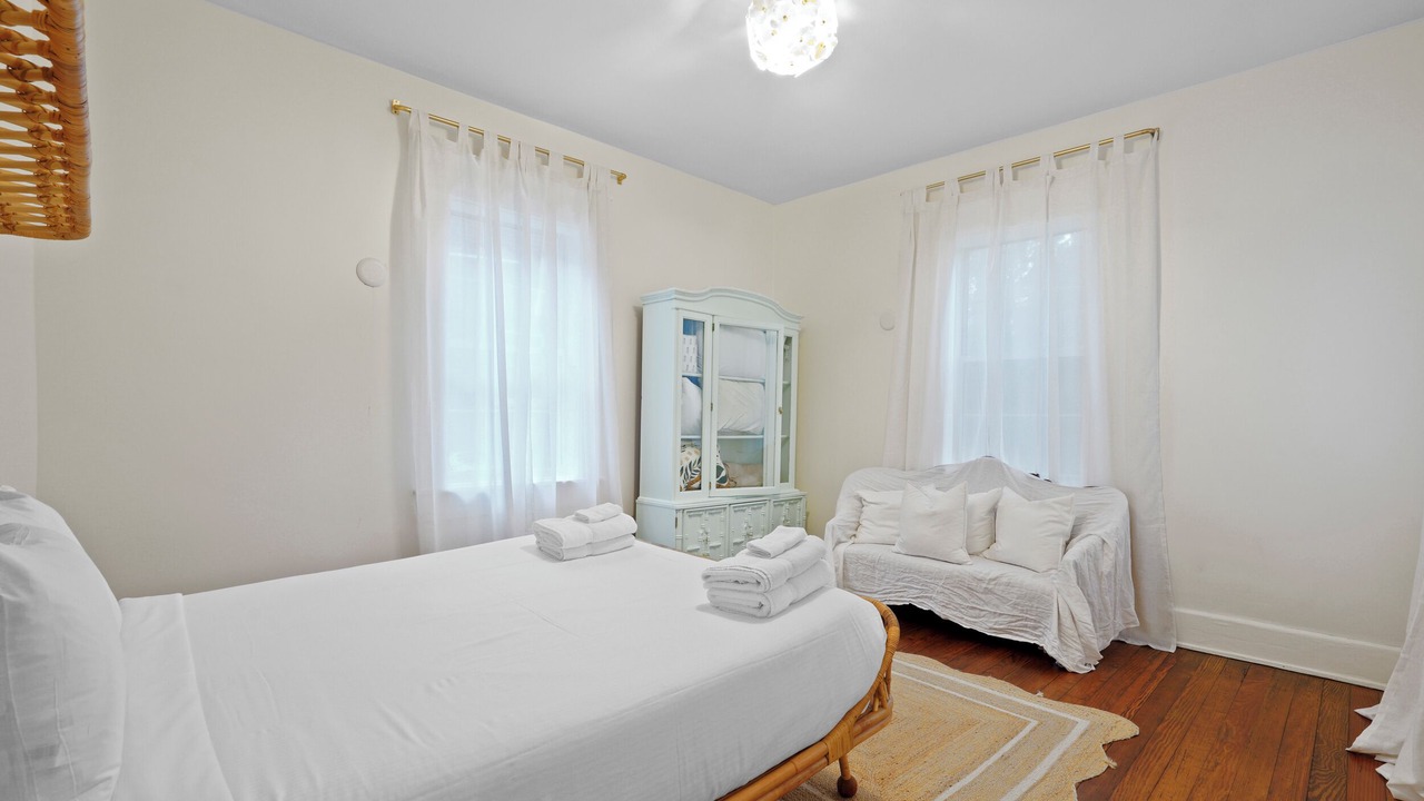 Photo of Bedroom in Metropolitan