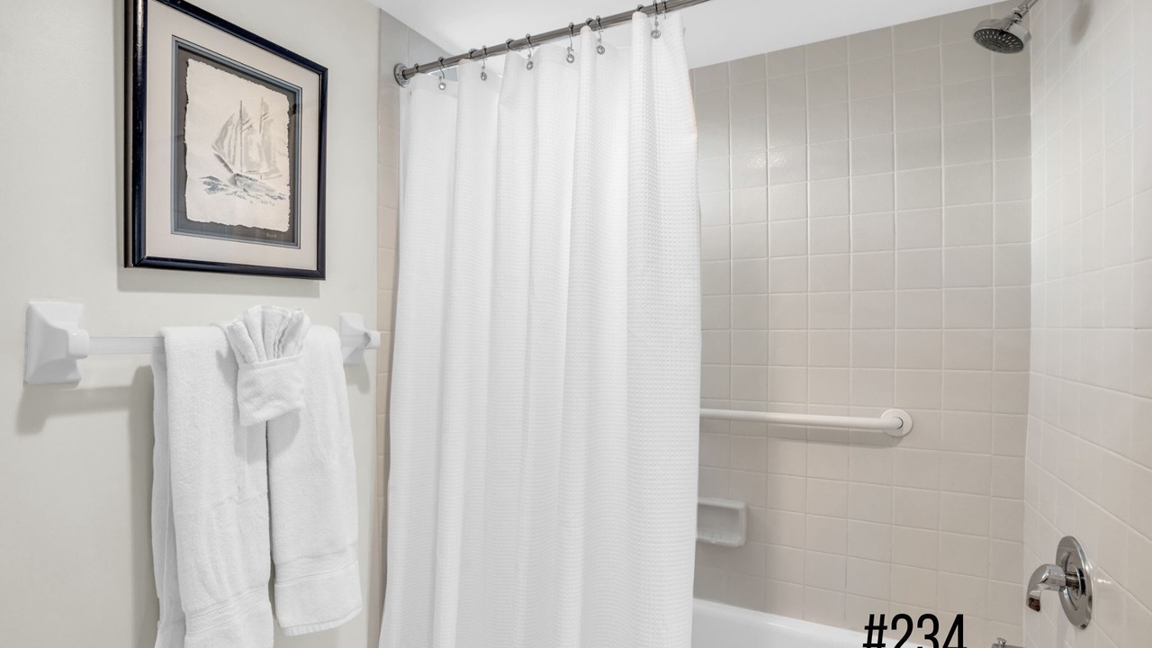 Photo of Bathroom in Park Shore