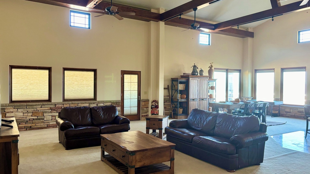 Photo of Livingroom in Oracle