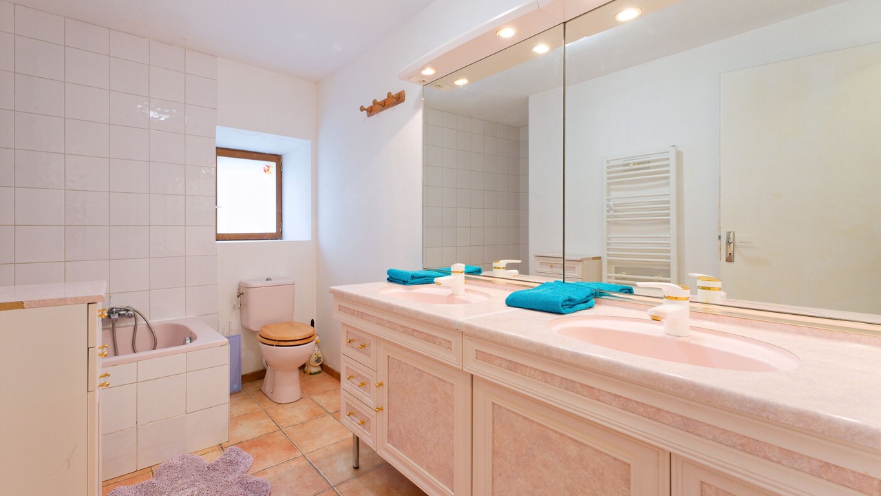 Photo of Bathroom in Montmin