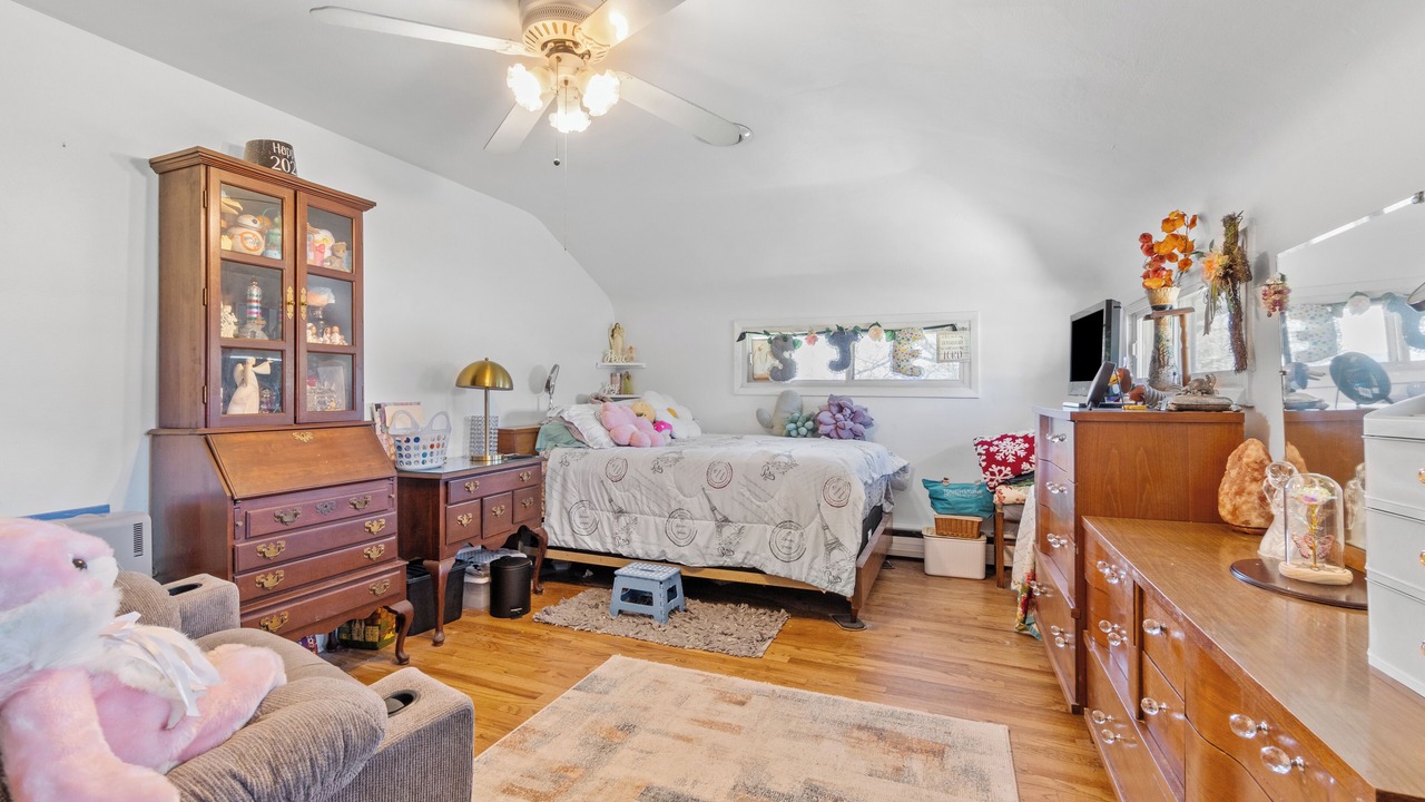 Photo of Bedroom in Plum