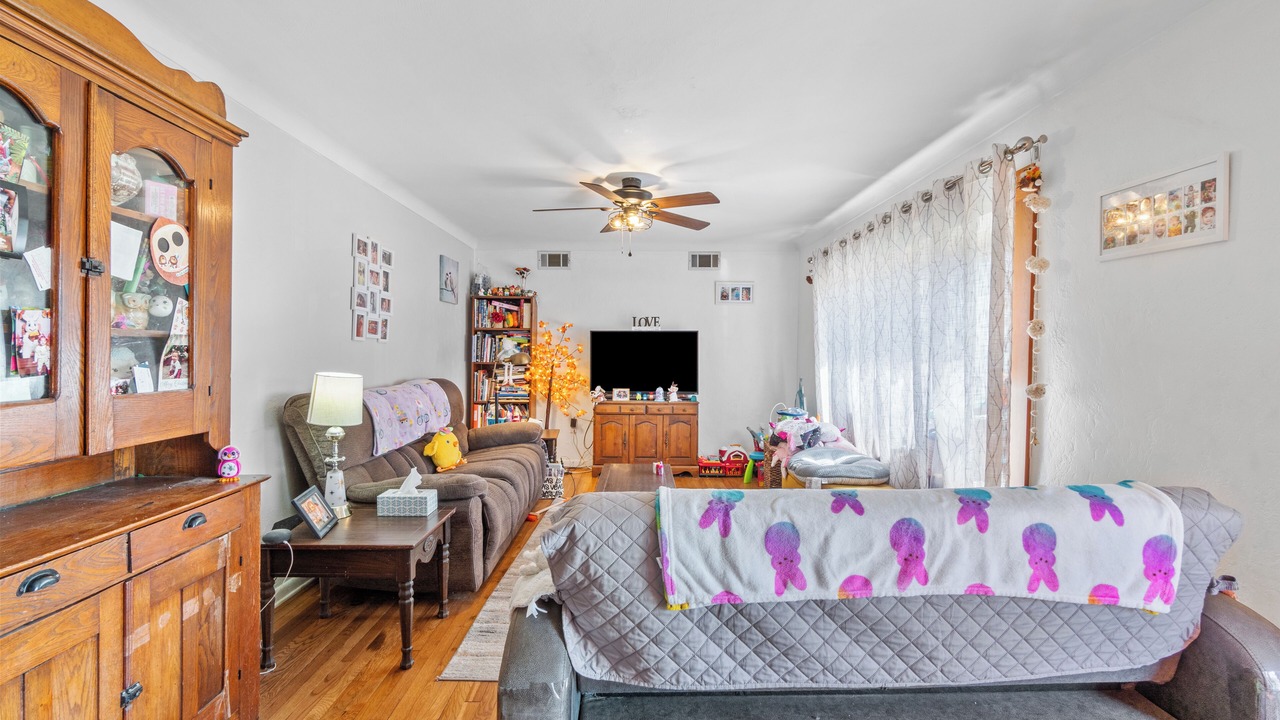 Photo of Livingroom in Plum