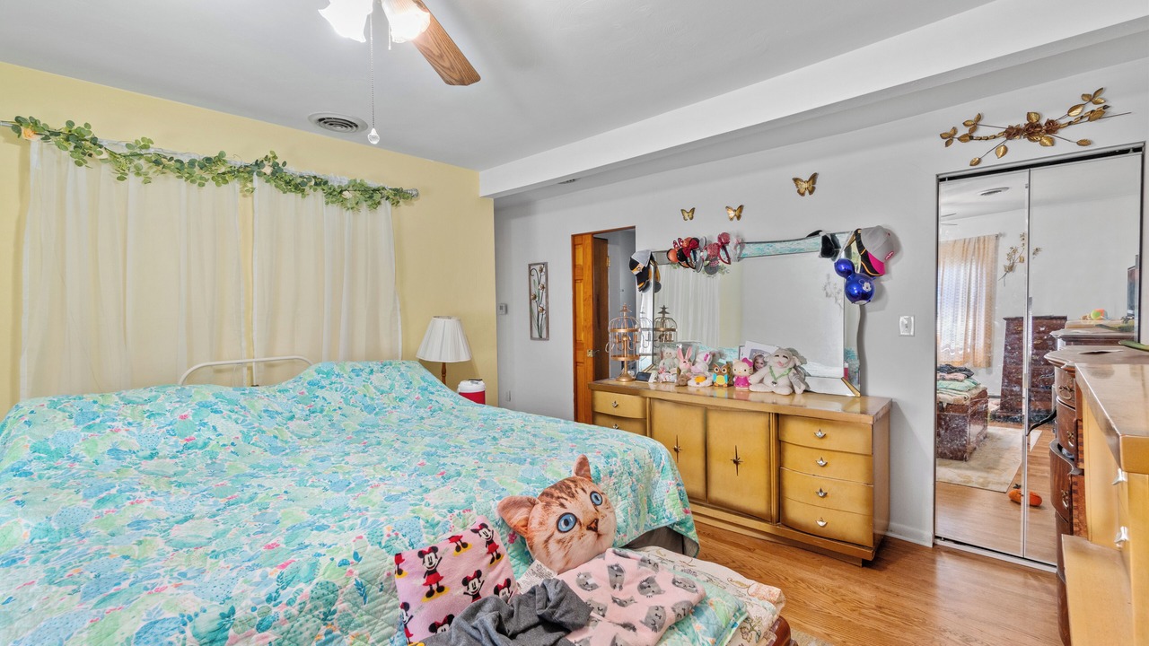 Photo of Bedroom in Plum