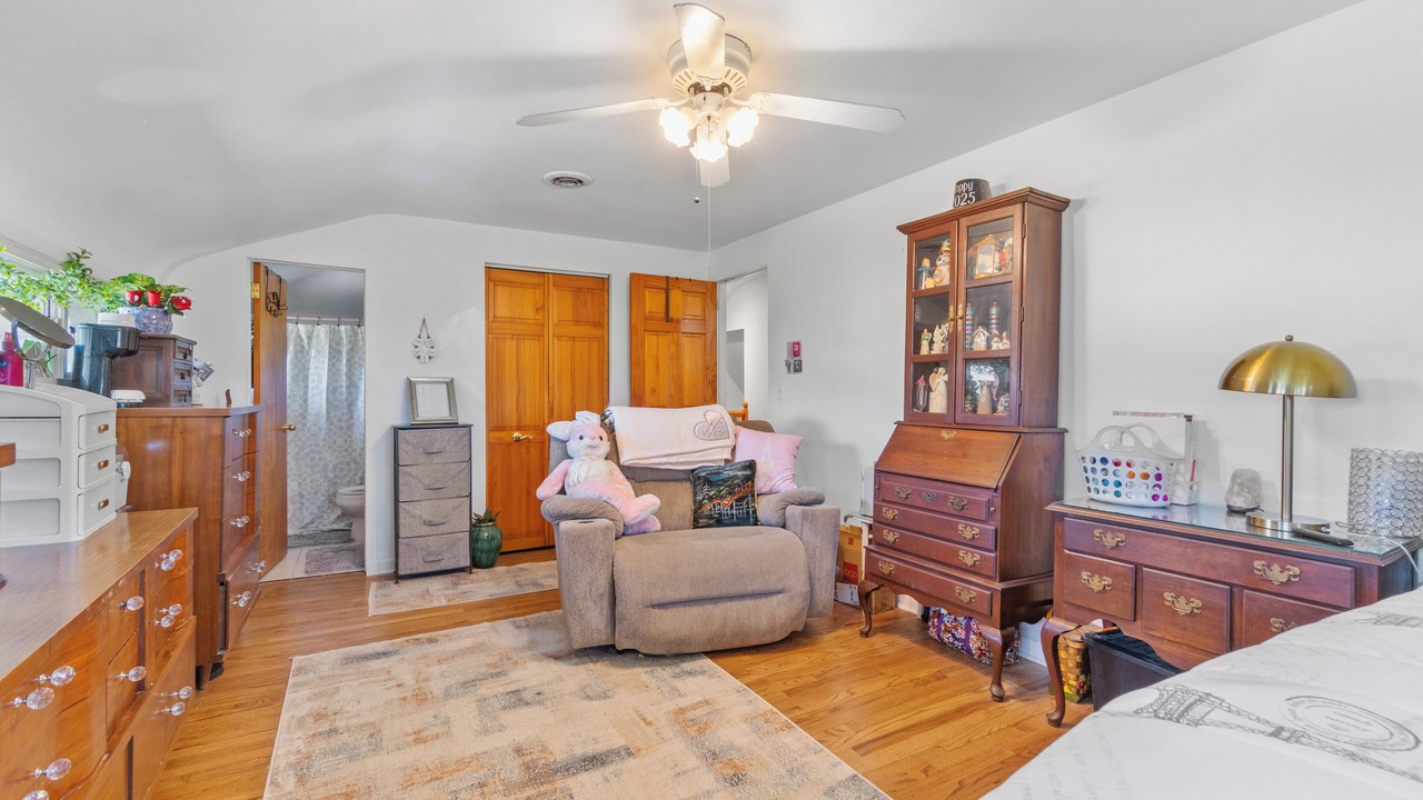 Photo of Bedroom in Plum