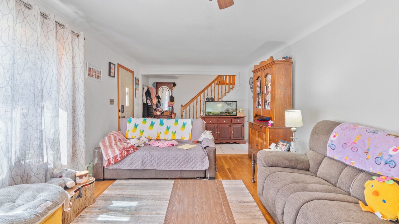 Photo of Livingroom in Plum
