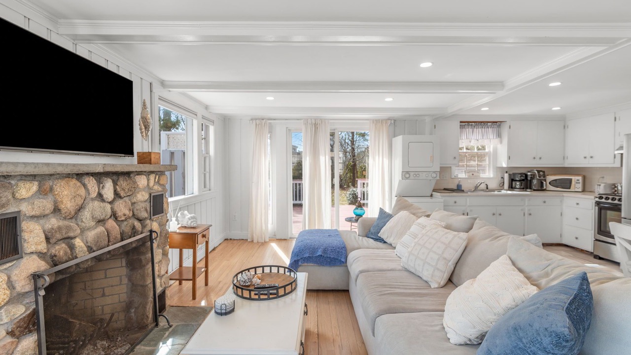 Photo of Livingroom in Popponesset