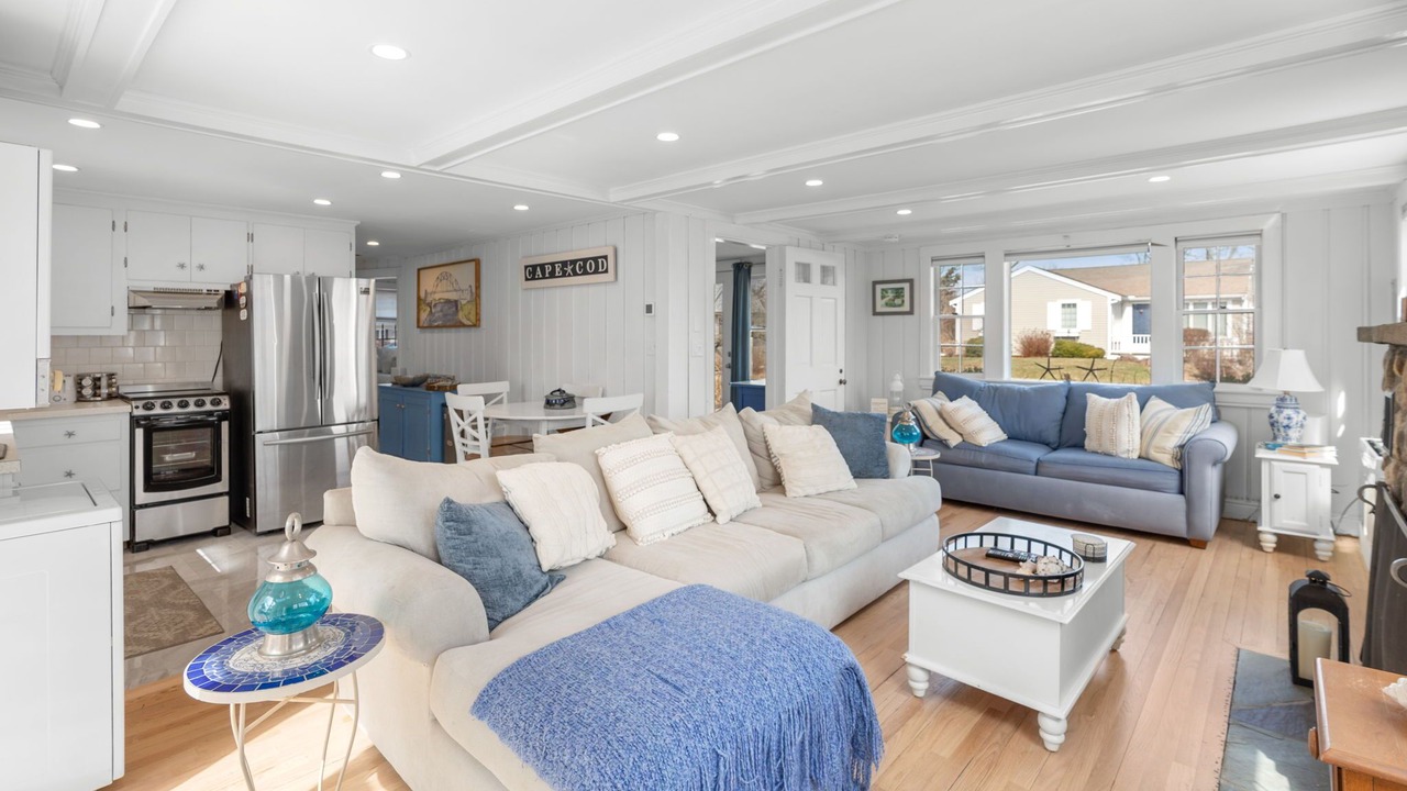Photo of Livingroom in Popponesset
