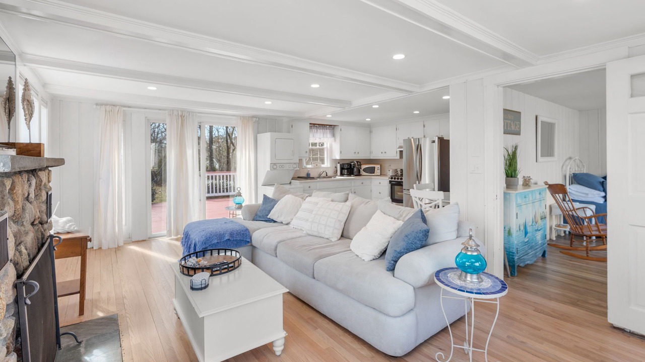 Photo of Livingroom in Popponesset