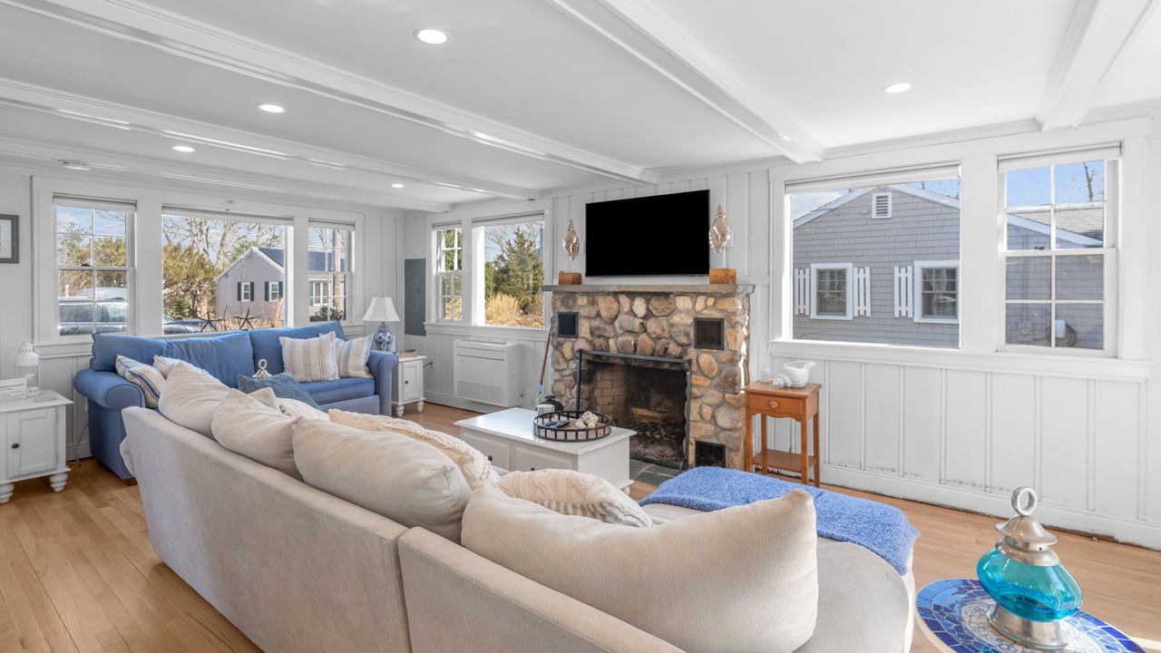 Photo of Livingroom in Popponesset