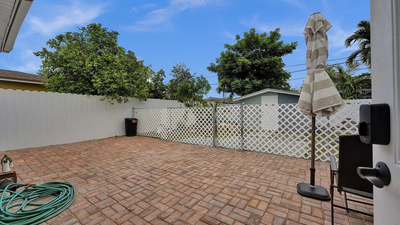 Photo of Patio Balcony in Golden Glades