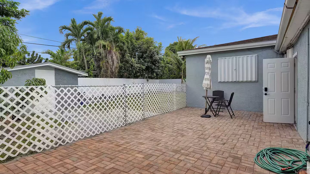 Photo of Patio Balcony in Golden Glades