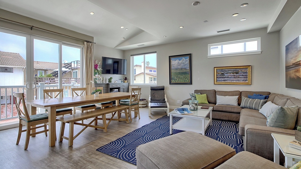 Photo of Livingroom in Pierpont Bay