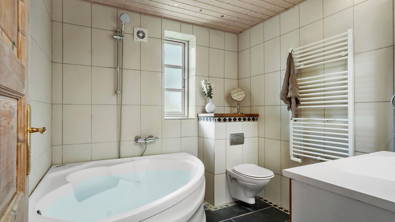 Photo of Bathroom in Aeroskobing