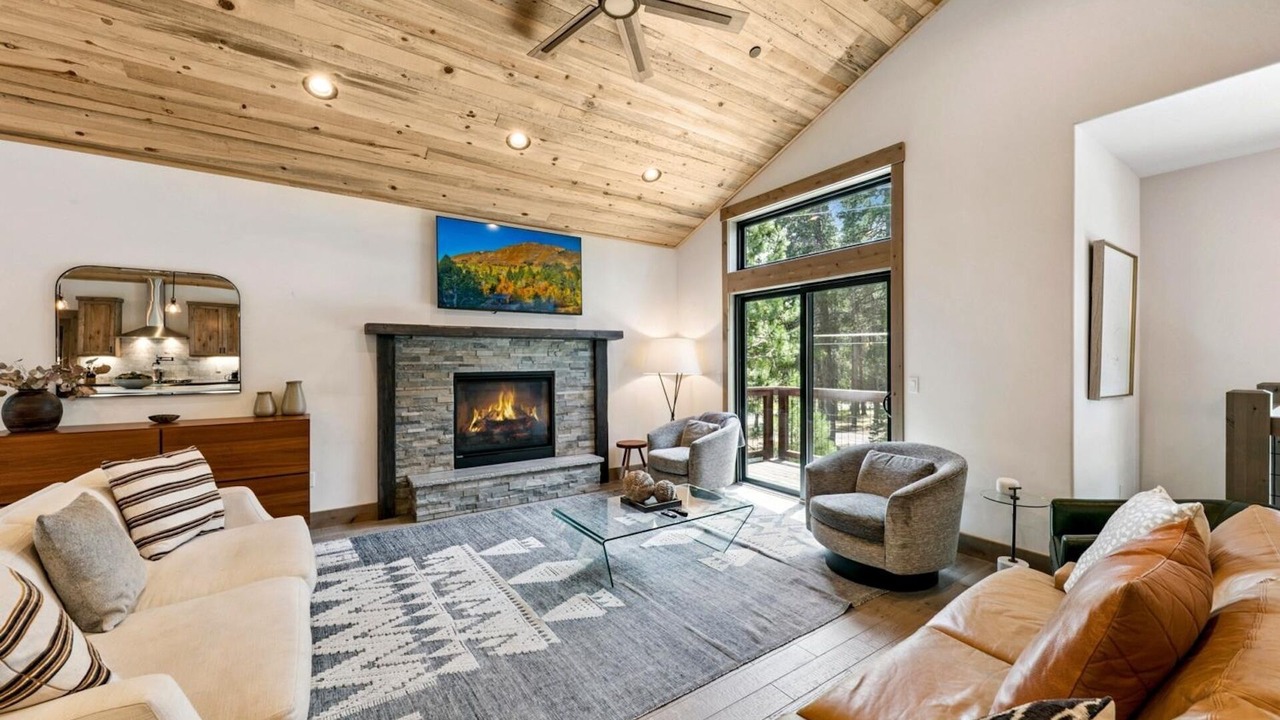 Photo of Livingroom in North Upper Truckee