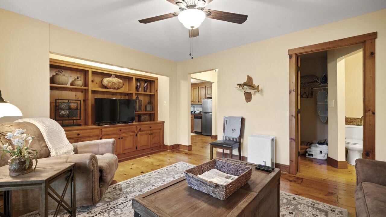 Photo of Livingroom in Big Canoe