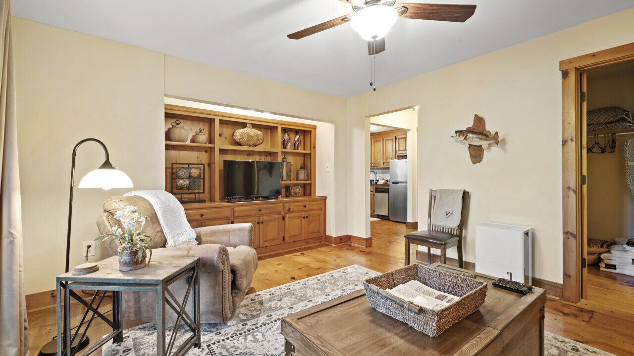 Photo of Livingroom in Big Canoe
