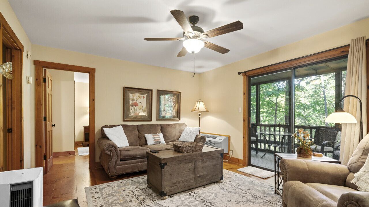 Photo of Livingroom in Big Canoe